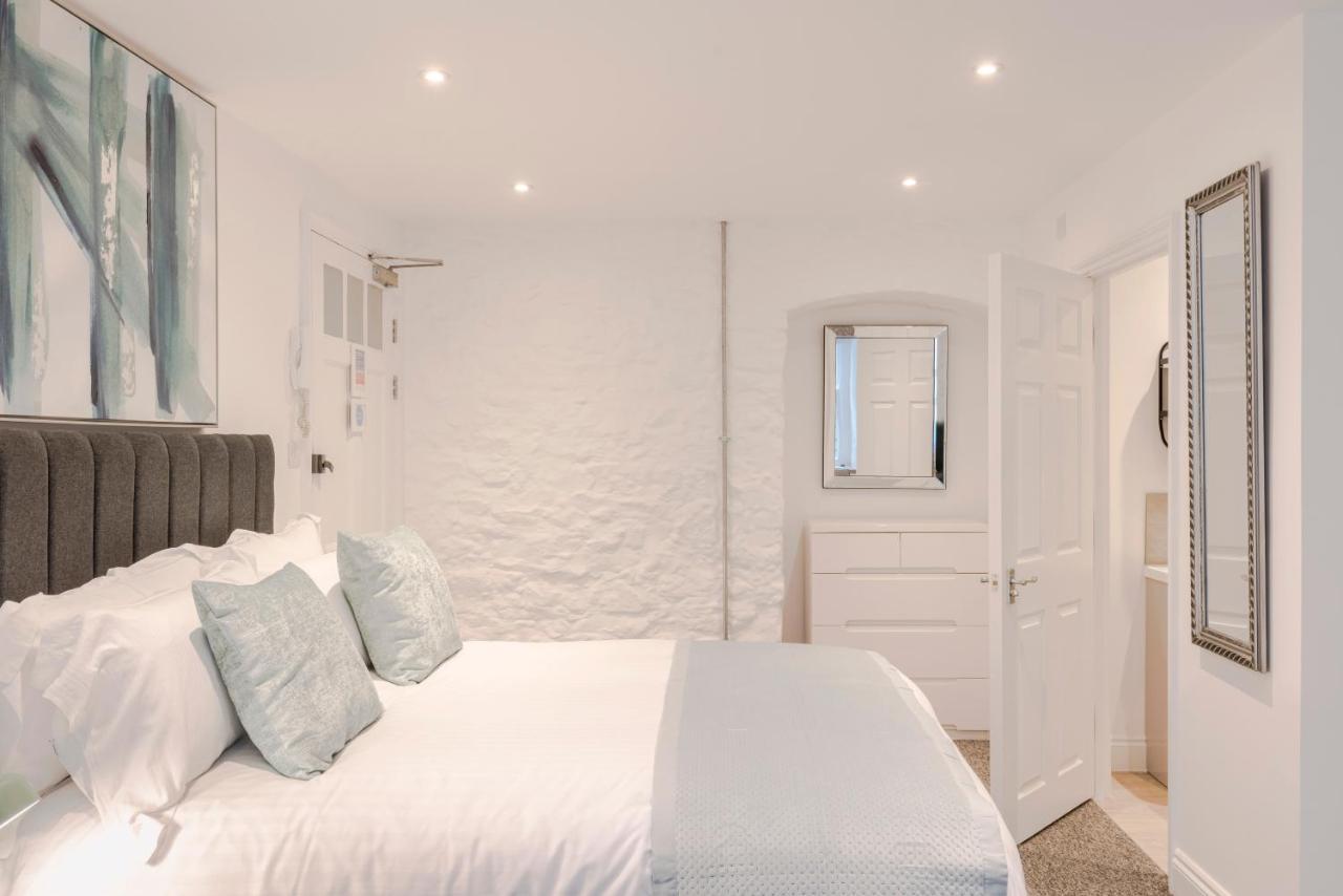 4 Berkeley Square I Your Apartment Бристол Екстериор снимка