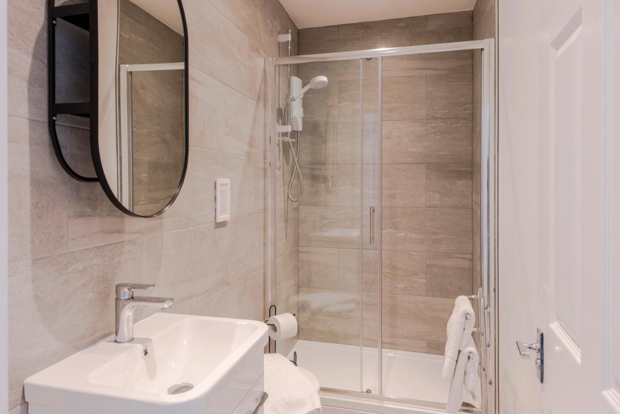4 Berkeley Square I Your Apartment Бристол Екстериор снимка