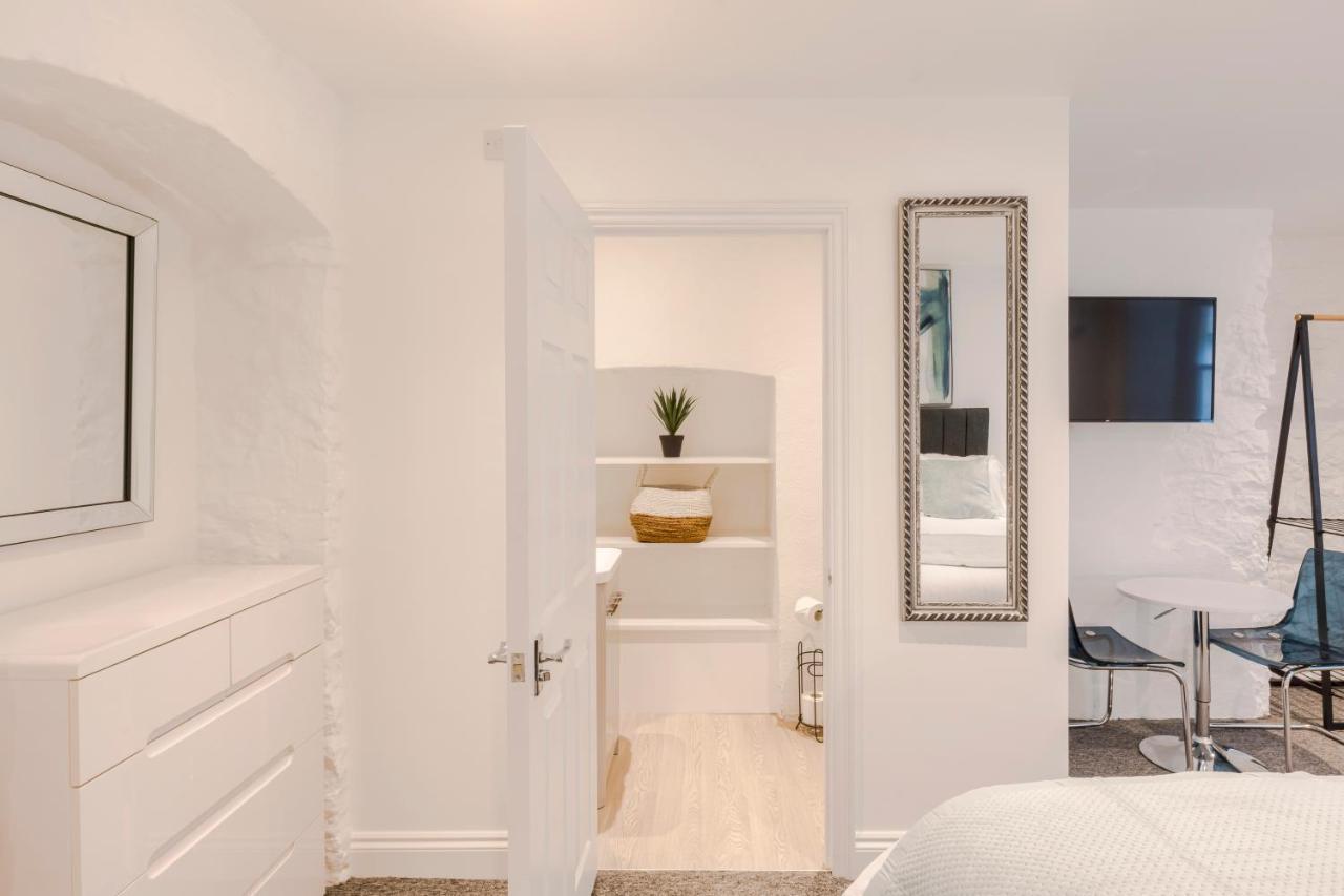 4 Berkeley Square I Your Apartment Бристол Екстериор снимка
