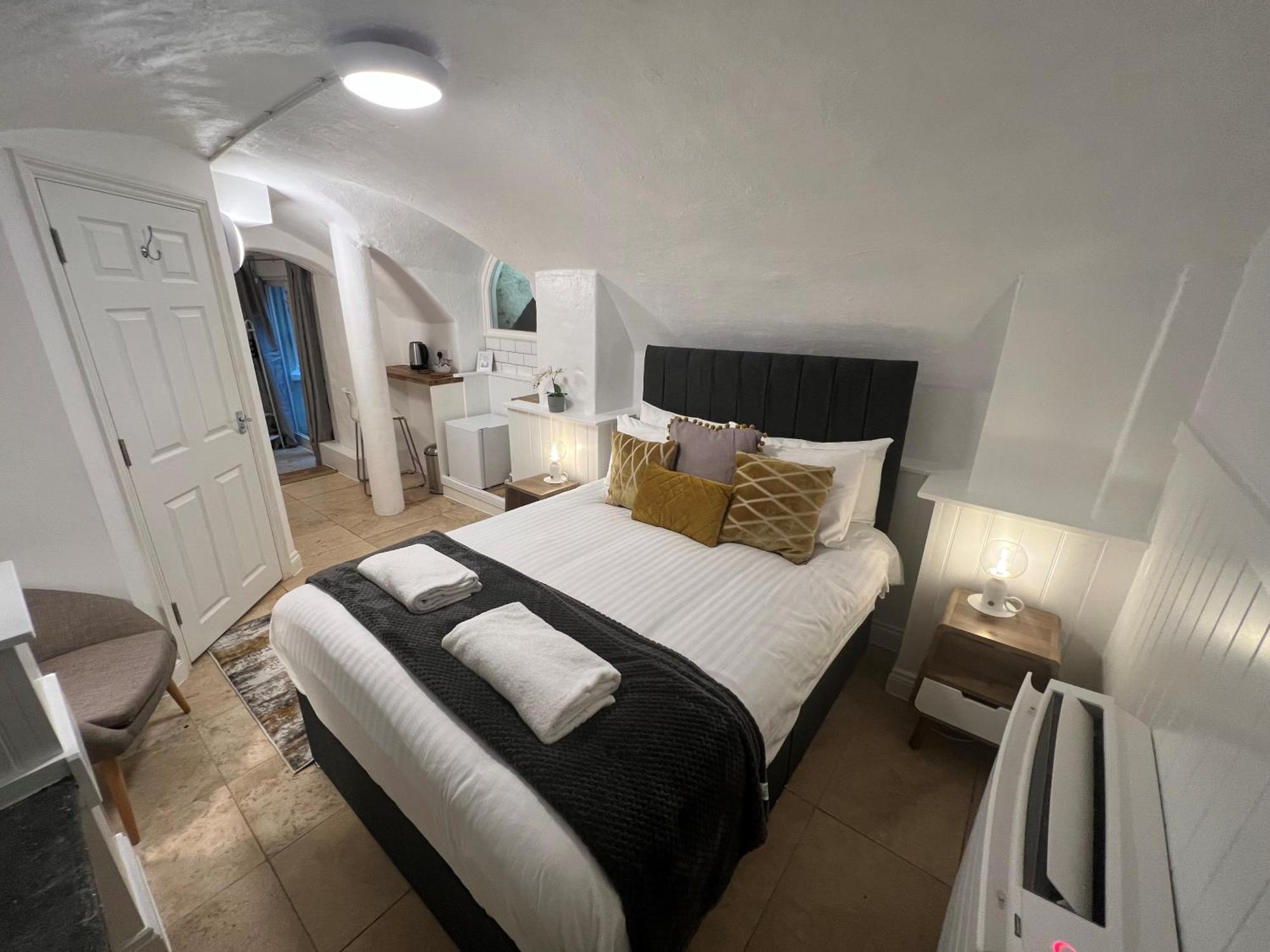 4 Berkeley Square I Your Apartment Бристол Стая снимка