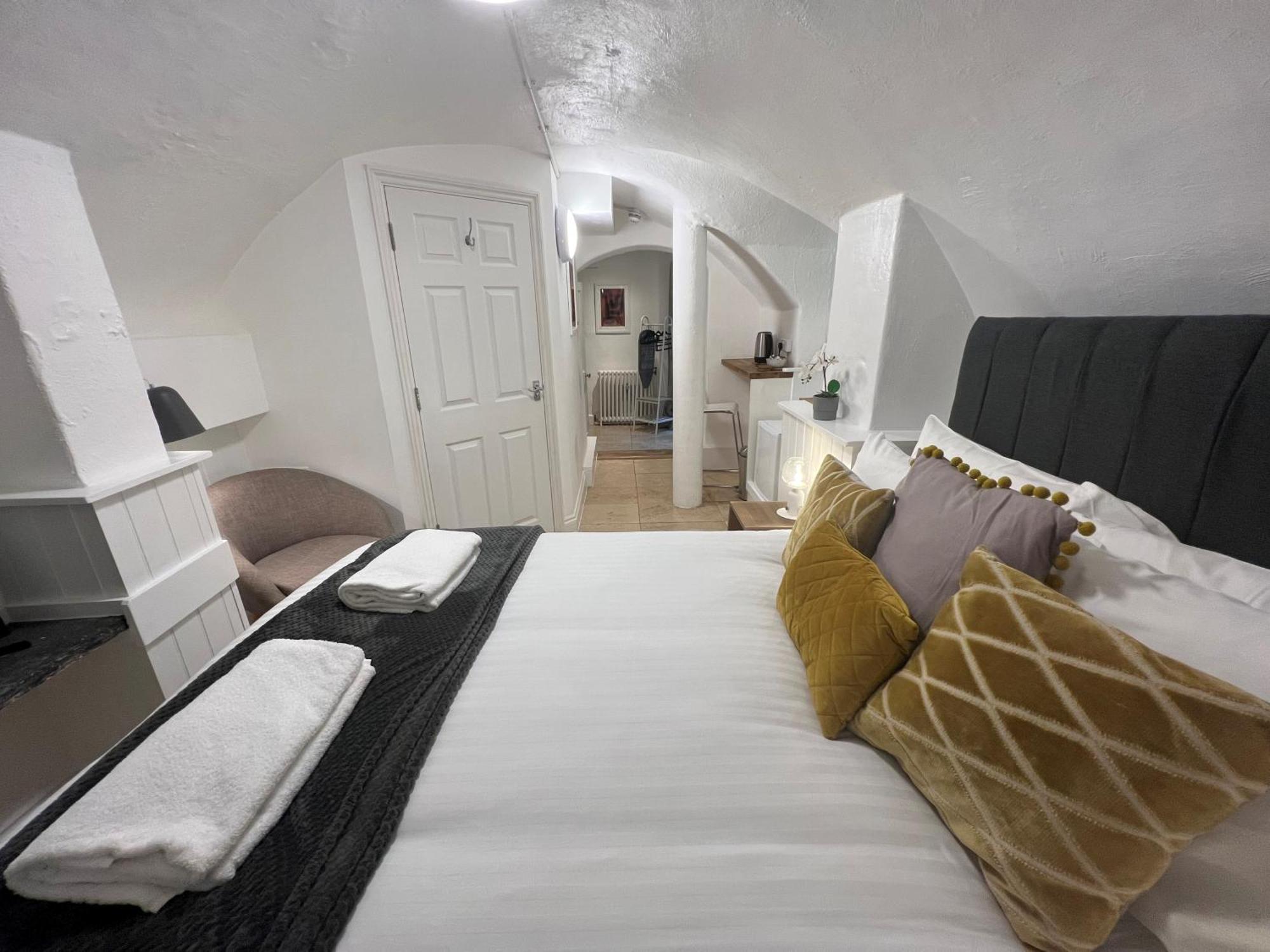 4 Berkeley Square I Your Apartment Бристол Стая снимка