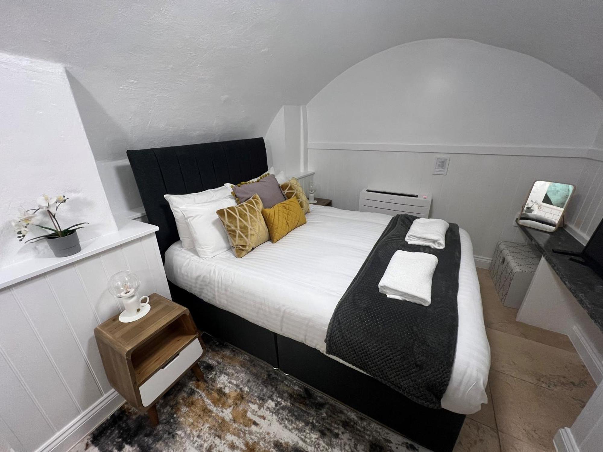 4 Berkeley Square I Your Apartment Бристол Стая снимка